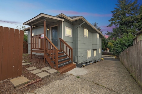 Interior. 2 Mi to Lumen Field! 2nd-floor Apartment w/ Deck