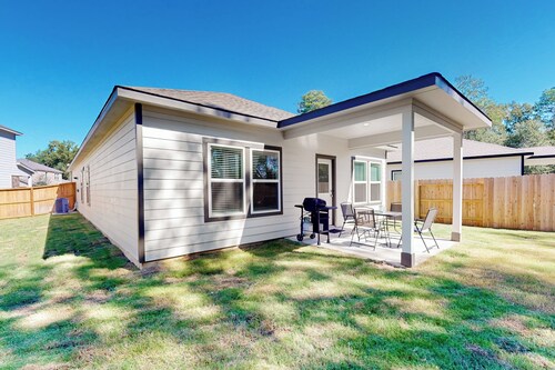 3BR Home: Dog Friendly w/ Yard & Patio