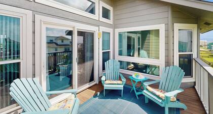 Walk to the Sand! Ocean-view Galveston Townhome