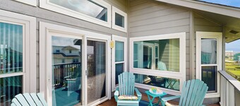 Walk to the Sand! Ocean-view Galveston Townhome