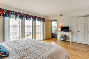 Apartment (2 Bedrooms) | Interior - Main Channel View! Condo w/ Dock & Pool Access (Lake Ozark)