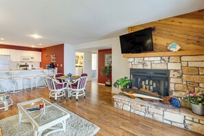 Apartment (2 Bedrooms) | Interior - Main Channel View! Condo w/ Dock & Pool Access (Lake Ozark)
