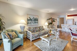 Apartment (2 Bedrooms) | Interior - Main Channel View! Condo w/ Dock & Pool Access (Lake Ozark)