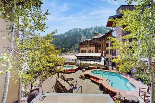 1BR Ski-in/ski-out Condo w/ Views, Pool, Hot Tub