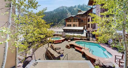 1BR Ski-in/ski-out Condo w/ Views, Pool, Hot Tub