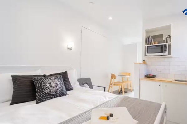 Nouvelle Studio | Queen Bed | Linen provided