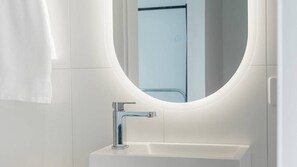 Shower, towels - Nouvelle Studio - Private modern studio near Bendigo CBD (White Hills)