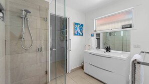 Douche, sèche-cheveux, serviettes fournies