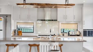 Private kitchen - Bendigo Lakeside - discover the pristine green area in Eaglehawk (Eaglehawk)