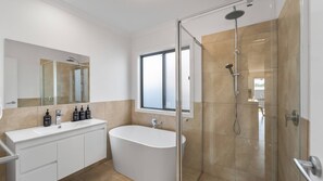 Douche, séchoir à cheveux, serviettes fournies