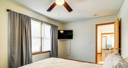 Pet-friendly Home 2 Mi to Downtown Des Moines!