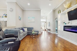 Interior - 2 Mi to Beach! Group-friendly Navarre Getaway (Navarre)