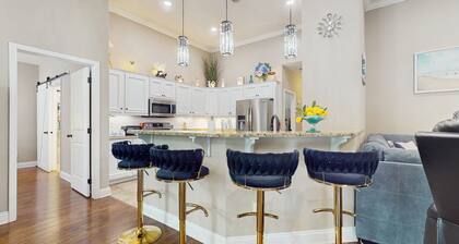 2 Mi to Beach! Group-friendly Navarre Getaway