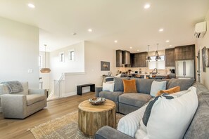 Apartment (3 Bedrooms) | Interior - 3 BR Duplex w/ Full Kitchen, W & D (Driggs)