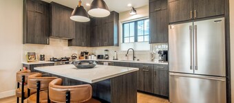 3 BR Duplex w/ Full Kitchen, W & D