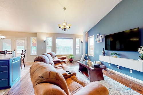 4BR Mtn View Home w/ Grill, Patio, Wood Stove