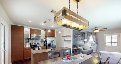 2BR Dog-friendly w/ Yard, Screened Porch, & Grill