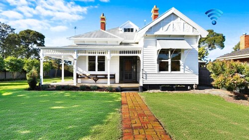 Charming Heritage Retreat - spacious and comfortable base in Sale for corporate travellers