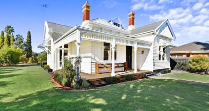 Charming Heritage Retreat - spacious and comfortable base in Sale for corporate travellers