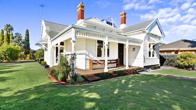 Charming Heritage Retreat - spacious and comfortable base in Sale for corporate travellers