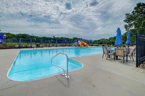 Getaway w/ Resort Perks at Smith Mountain Lake!