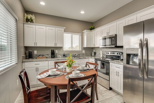 14 Mi to Saguaro NP: Adventure-ready Townhome