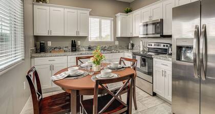 14 Mi to Saguaro NP: Adventure-ready Townhome