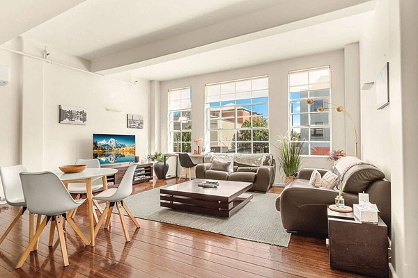 New York Style Apartment | Living room | Smart TV | Air conditioning | Work desk and chair