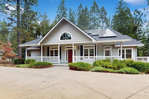 4BR Home w/ Decks & Arcade Games, Near Yosemite