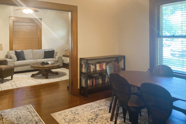 Walkable 1900s Home W/ Porch In Downtown Buda - Buda, TX