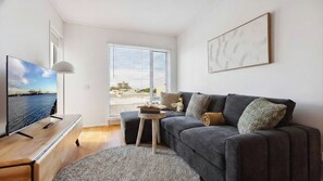 Smart TV - Stylish Apartment – well located Port Melbourne stay (Port Melbourne)