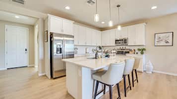 House (3 Bedrooms) | Interior