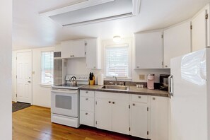 House (1 Bedroom) | Interior - 1BR Sunlit Retreat w/ Patio - Near Golf & Parks (Klamath Falls)