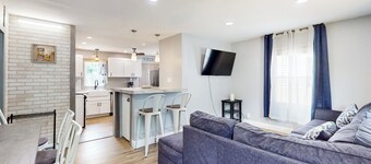 3BR House w/ Hot Tub, Fire Pit & Near Beach