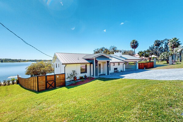 House (4 Bedrooms) | Front of property - Escape the Heat! Lakefront Paradise in Mount Dora (Mount Dora)