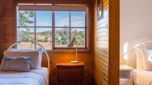 Tabla de planchar con plancha, cuna de viaje, wifi y ropa de cama