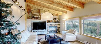 3BR w/ Views, Ping-pong, Deck, & Fireplaces