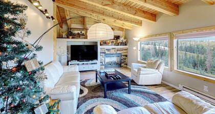 3BR w/ Views, Ping-pong, Deck, & Fireplaces