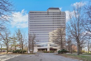 Exterior - World of Blue: Beautiful Q/Q Hotel Rooms (East Rutherford)