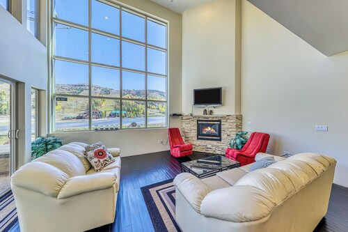Modern 1BR Mountain View Balcony Steps to Lift