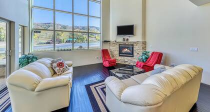 Modern 1BR Mountain View Balcony Steps to Lift
