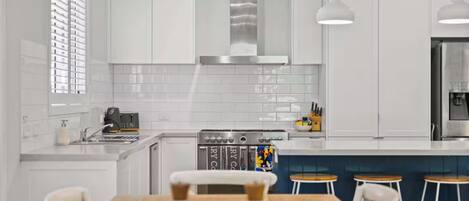 Mikrobølgeovn, ovn, kogeplade, opvaskemaskine