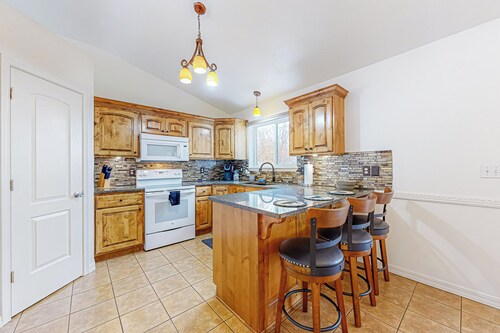 3BR Mountain View Home w/ Patio & Streaming