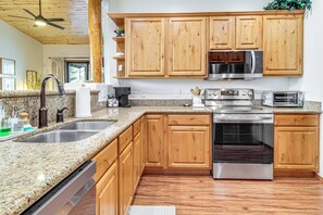 Apartment (3 Bedrooms) | Interior - 3BR Home w/ Hot Tub, Grill & Wraparound Deck (Show Low)
