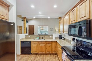 Apartment (3 Bedrooms) | Interior - 3BR Home w/ Hot Tub, Grill & Wraparound Deck (Show Low)