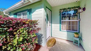 A house with a green exterior, a white door, and a window with a lantern. - Dog-friendly Family Home w/ Patio & Fire Pit! (Richmond Hill)