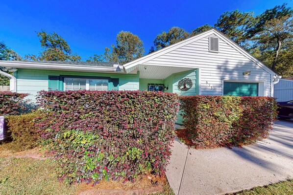 A single-story house with a green exterior and a garage. - Dog-friendly Family Home w/ Patio & Fire Pit! (Richmond Hill)