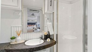 Shower, towels - Vineyard Farmstay – caravan retreat in Clare Valley (Spring Farm)
