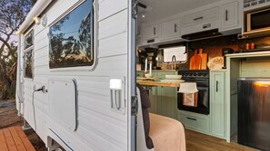 Jääkaappi, mikroaaltouuni, uuni, liesi