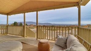 A covered outdoor seating area with a view of a desert landscape. - Scenic Sandia Mtn Views! Cozy Rio Rancho Retreat (Rio Rancho)